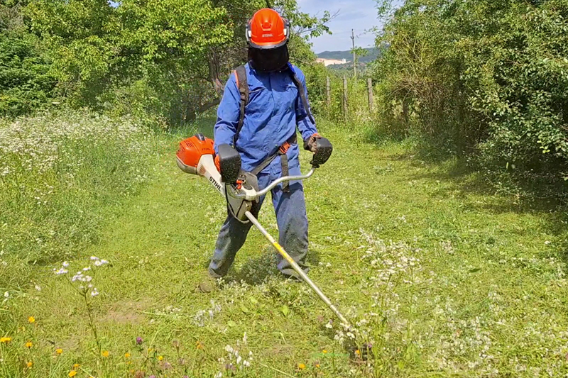 Kézi fűkaszálás